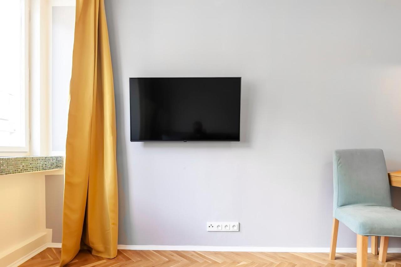 Popular Location / Street View / 4 Ppl / Netflix * Praha